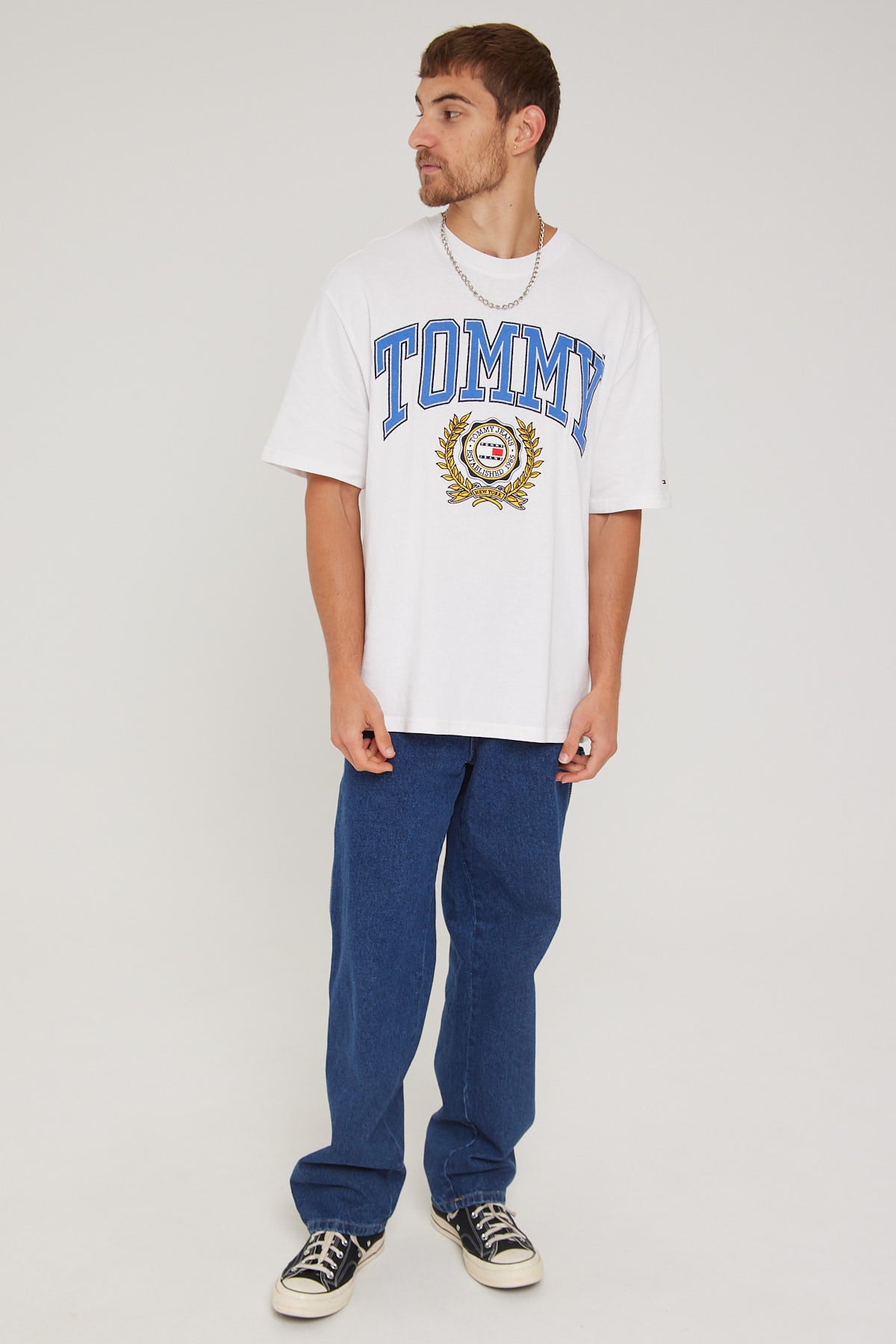 Tommy Jeans Store CLSC Pop TJM – Flag Blue Universal Signature Shimmering Tee