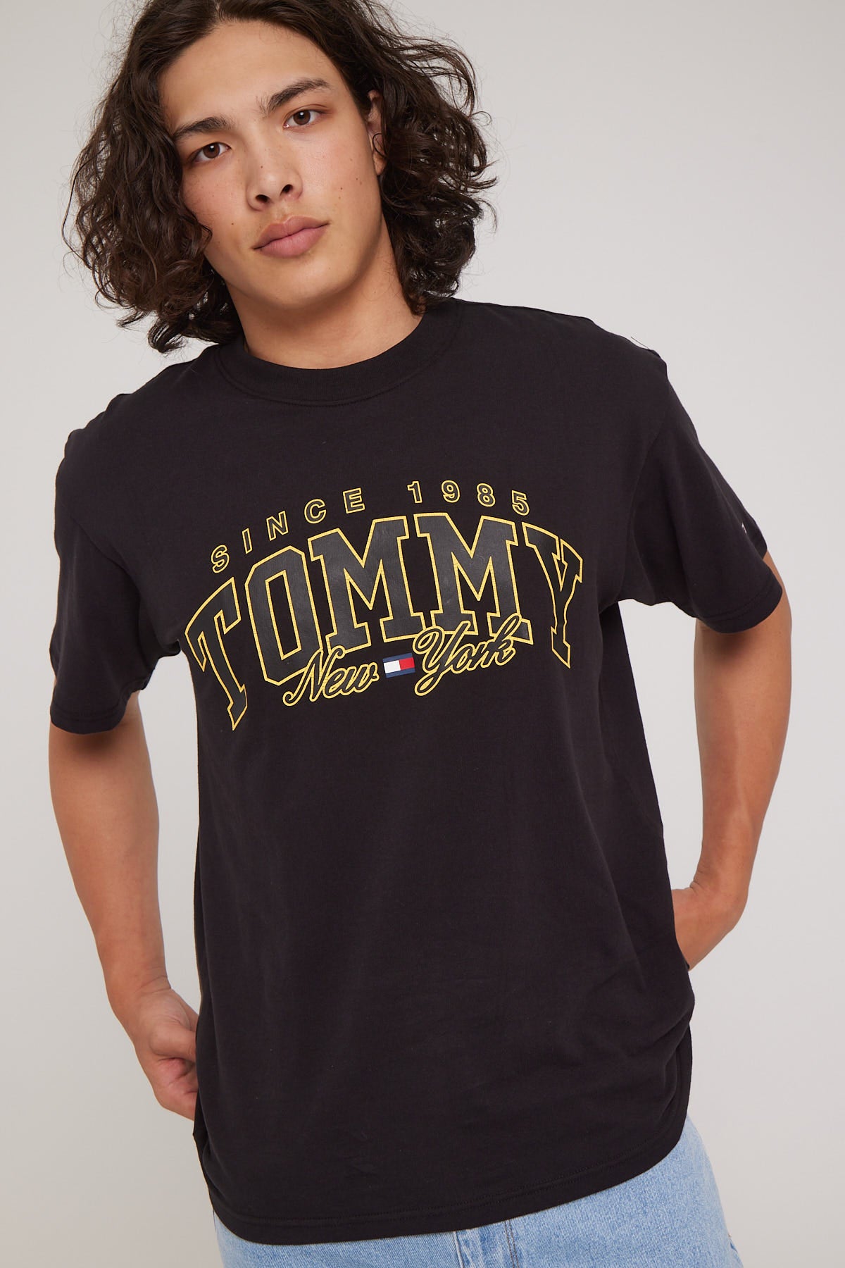 Tommy Jeans TJM Back Black – Signature Gold Universal Store Classic Tee