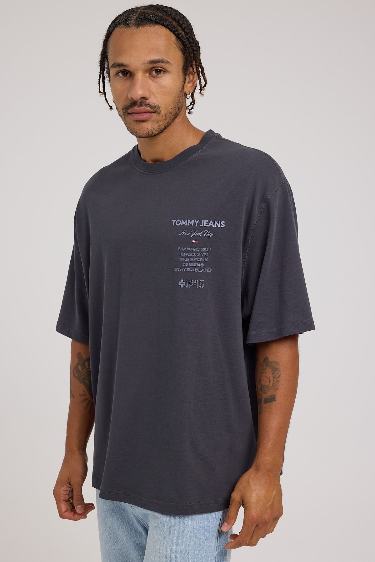 Tommy Jeans Oversized TJ NYC 1985 Cities Tee New Charcoal – Universal Store
