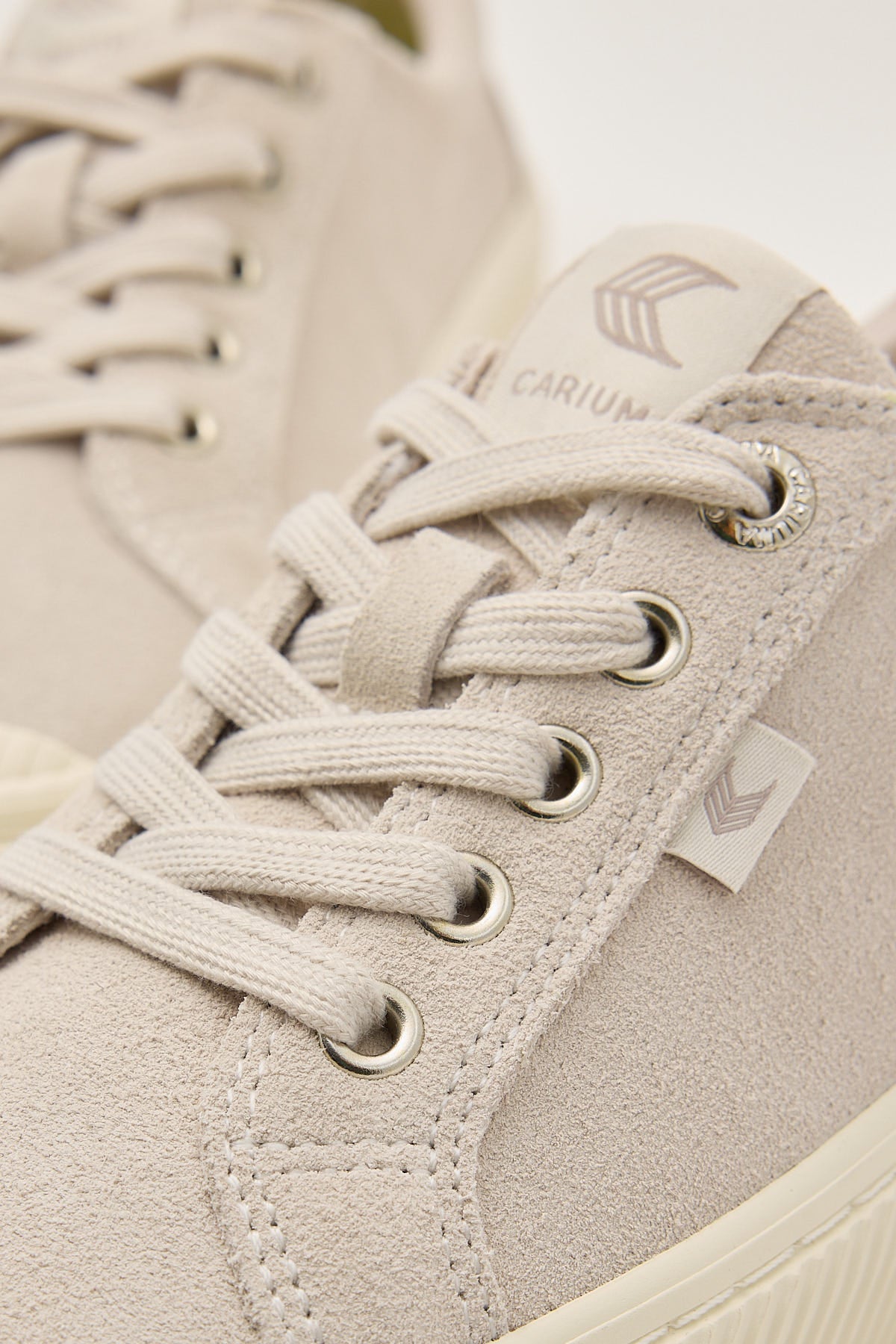 Cariuma Oca Low Suede Sneaker Off White Vintage