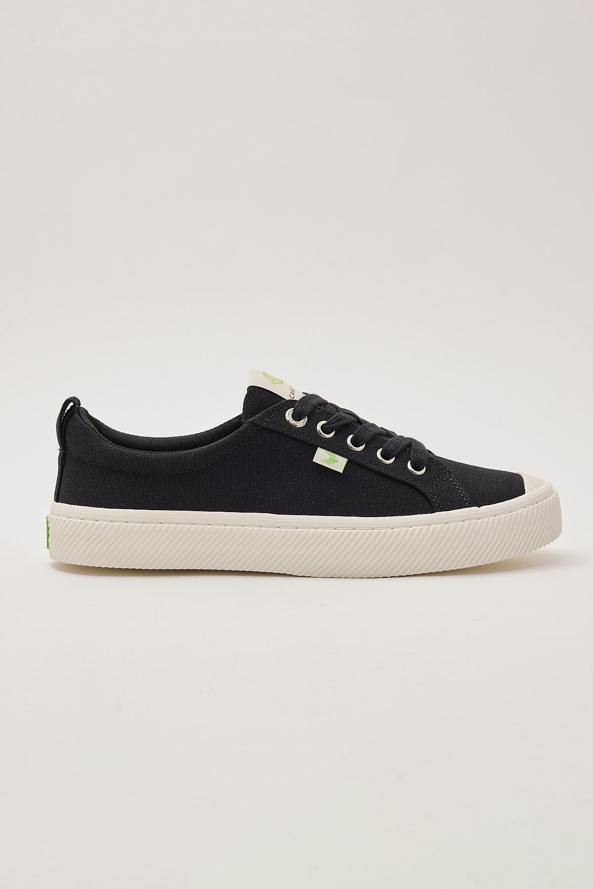 Cariuma Oca Low Canvas Sneaker Black