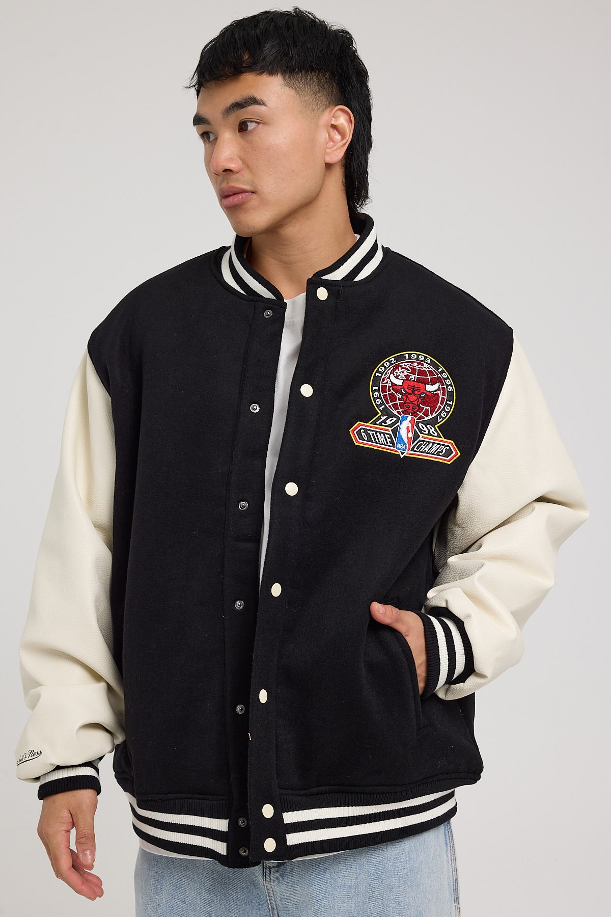 Mitchell & Ness Chicago Bulls Champions Jacket Black/Cream – Universal ...