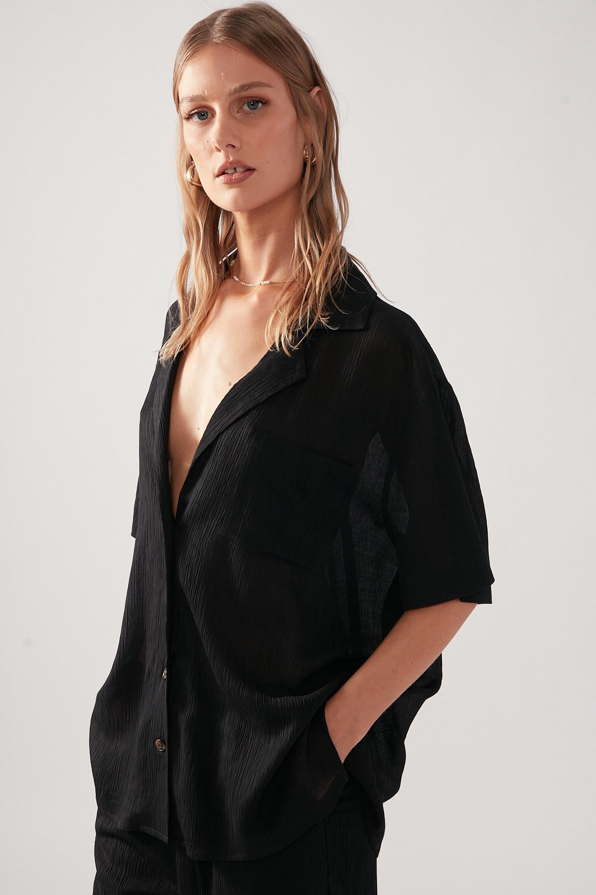 Perfect Stranger TEXTURED CRINKLE SHORT SLEEVE SHIRT Black