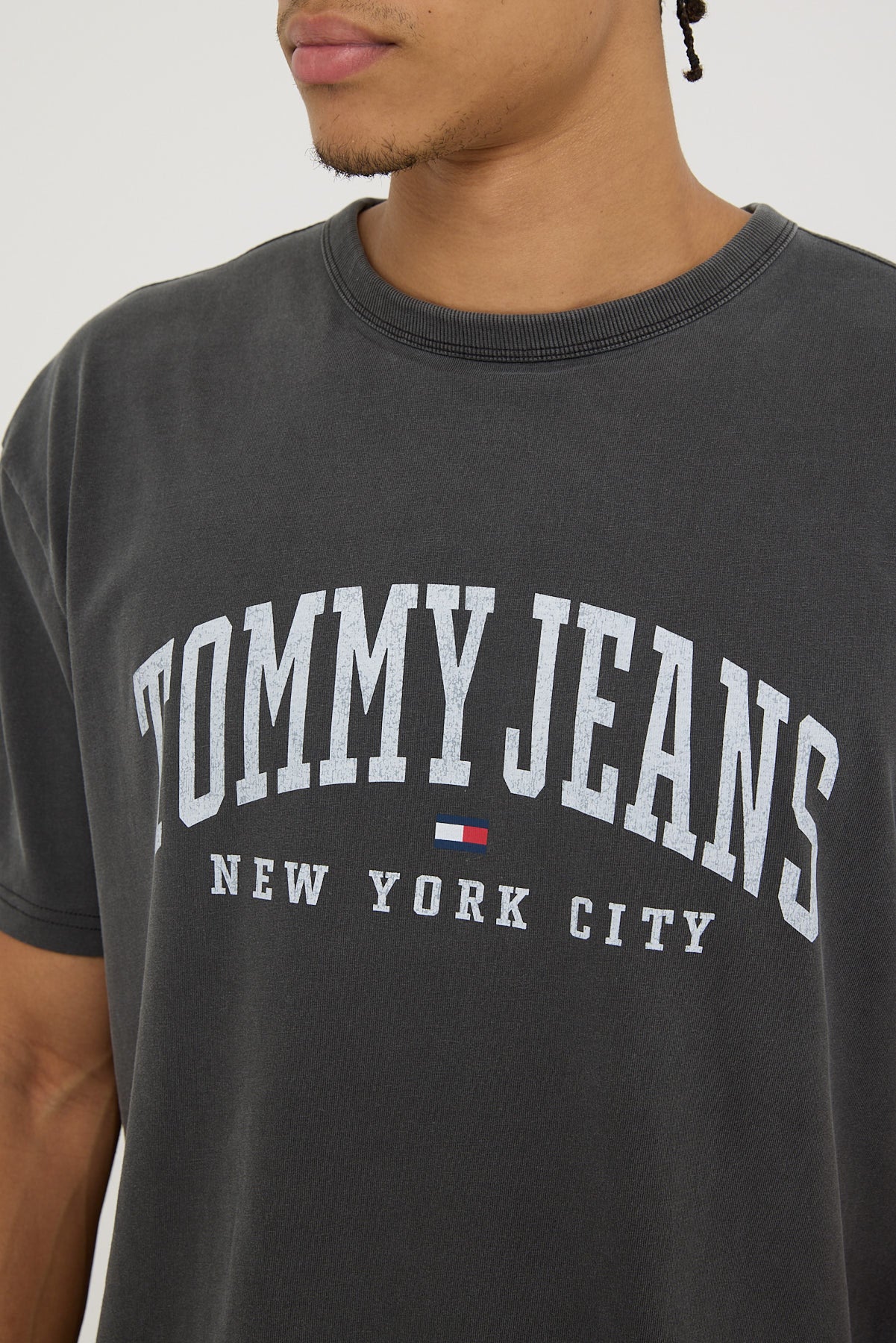 Tommy Jeans TJM Regular ARC Varsity Washed Tee Black